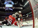 1-0. Målmand Corey Crawford og resten af Chicago-holdet skal vinde endnu tre kampe, før de kan kalde sig Stanley Cup-vindere. 