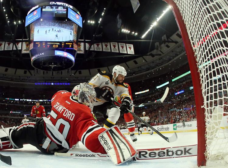 1-0. Målmand Corey Crawford og resten af Chicago-holdet skal vinde endnu tre kampe, før de kan kalde sig Stanley Cup-vindere. 