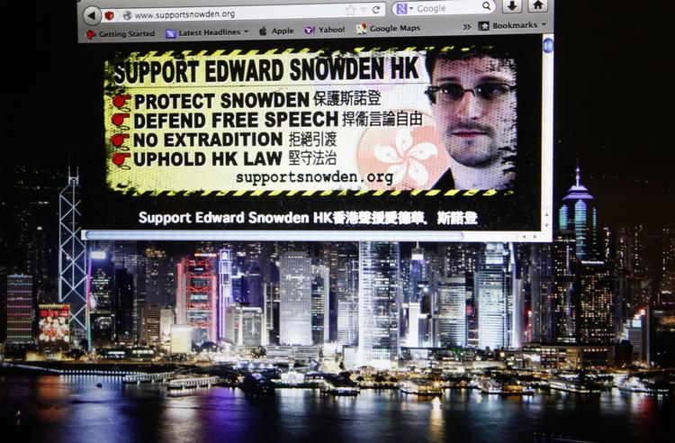 Støtte. En hjemmeside til støtte for whistlebloweren Edward Snowden opfordrer til et forsvar af informationsfriheden. I baggrunden ses Hong Kong, hvor Snowden menes at befinde sig. 