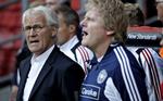 Skydeskive. Morten Olsen (tv) har kontrakt til sommeren 2014. Han er kommet i folkelig modvind, men bakkes op af DBU og sine to forgængere. 