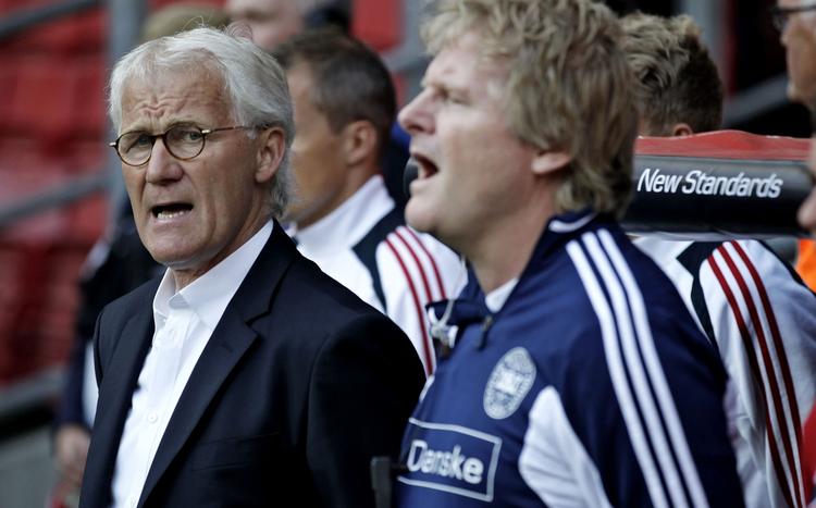 Skydeskive. Morten Olsen (tv) har kontrakt til sommeren 2014. Han er kommet i folkelig modvind, men bakkes op af DBU og sine to forgængere. 