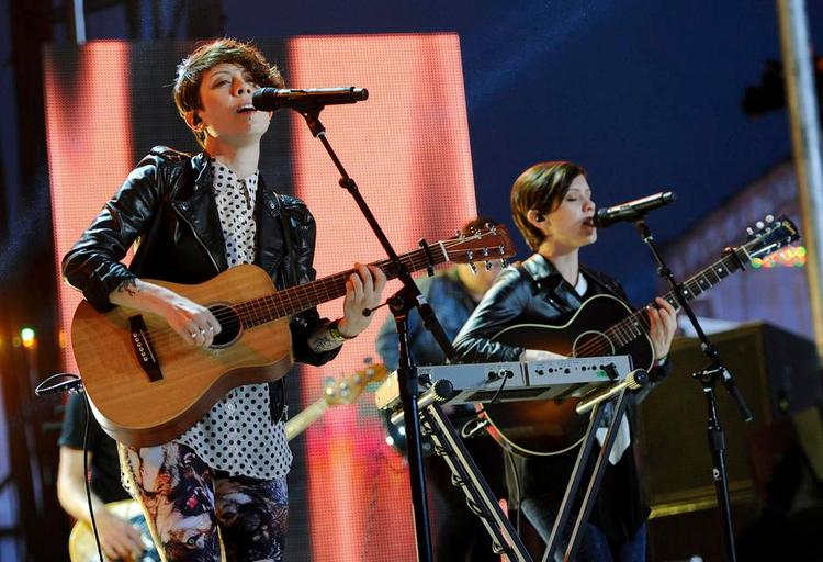 Tvillinger. Den canadiske tvillingeduo Tegan and Sara, som minder om en en tohovedet Robyn, gæster dette års Northside Festival i Aarhus. Foto: AP 