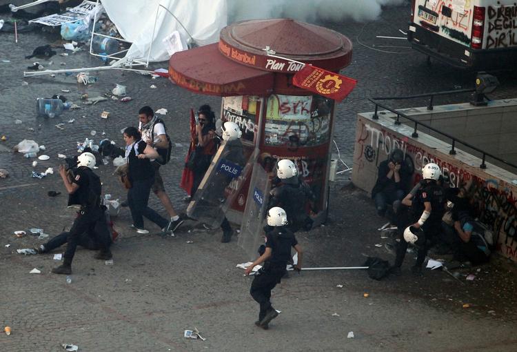 Anklage. Amnesty International beskylder ordensmagten i Tyrkiet for omfattende politivold, mens ministerpræsident Erdogan anklages for at piske en stemning op. 