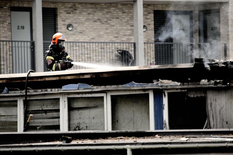 Brandattentat. Brandvæsenet under slukningsarbejdet efter branden i Frederikssund. (arkiv) 