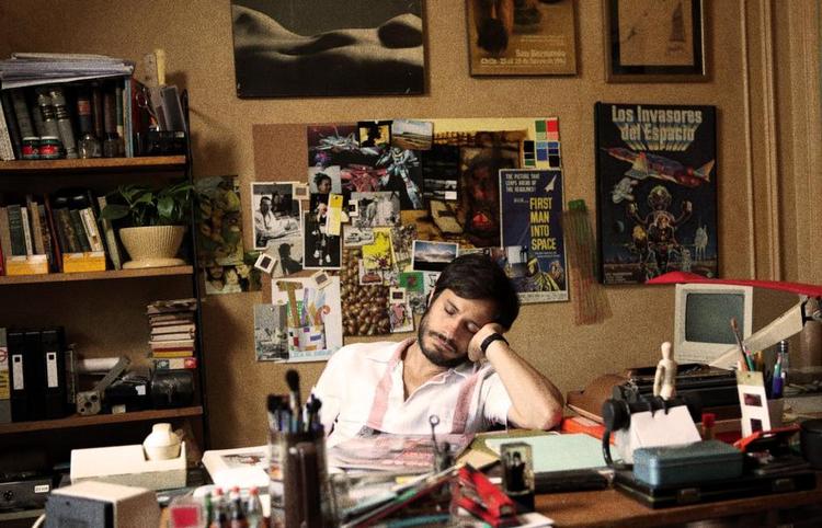 Befriende. Gael Garcia Bernal er befriende ukælen i rollen som den succesfulde reklamemand, der kommer til at lede valgkampagnen mod Pinochets diktatur. 