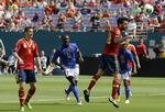 Klubmand. Fabregas (th) er i øjeblikket i Brasilien, hvor han sammen med det spanske landshold er ved at forberede sig til Confederations Cup. 