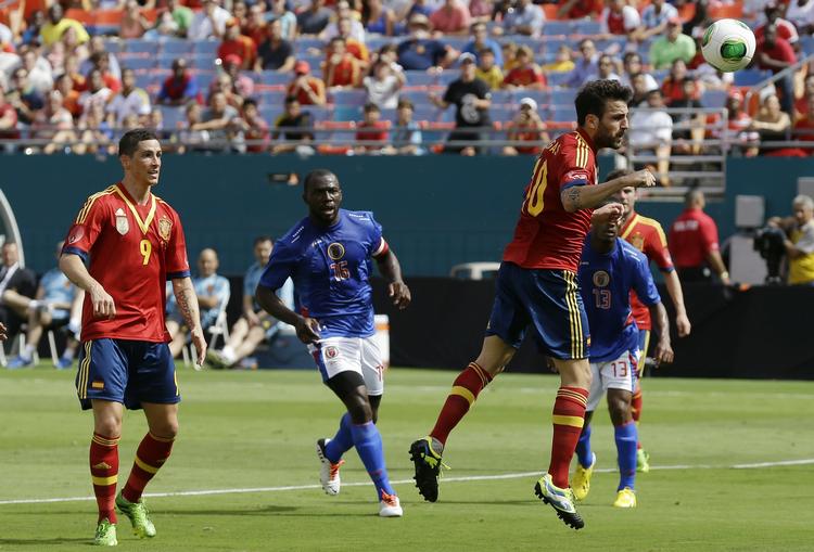 Klubmand. Fabregas (th) er i øjeblikket i Brasilien, hvor han sammen med det spanske landshold er ved at forberede sig til Confederations Cup. 