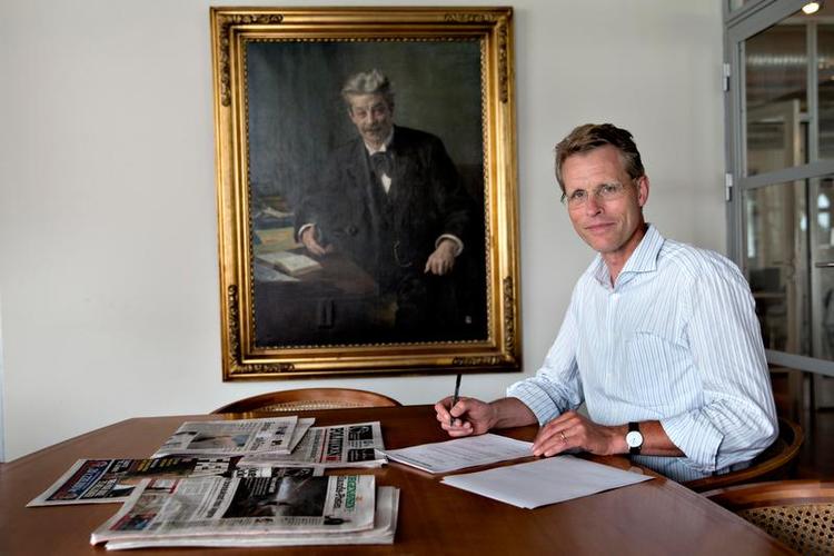 Underskrift. Chefredaktør Bo Lidegaard (billedet) og formand Erik Nielsen (S) underskrev i går de kontrakter, som kunstnergruppen Superflex har udviklet til publikum ved Politikens og Kommunernes Landsforenings tre fælles arrangementer ved Folkemødet på Bornholm. 
