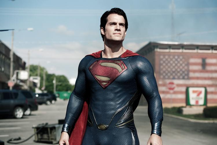 Stålmand. I hovedrollen som den stærke mand fra Krypton ser vi Henry Cavill. 