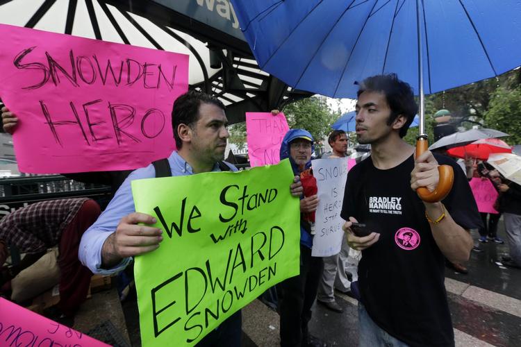 Opbakning. Demonstranter i New York viser deres opbakning til Edward Snowden. Hans afsløringer har ført til stor debat om det amerikanske efterretningsvæsens metoder. 