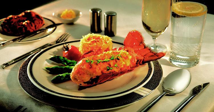 Velbekomme. Her er din lobster thermidor og et glas champagne. Livet på 1. klasse er herligt. 