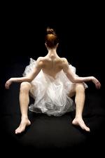 DOBBELTKROPPE. Det er ikke helt til at afgøre, hvornår kvindens krop starter og mandens krop slutter i 'Complexe des genres' af Compagnie Virginie Brunelle. 