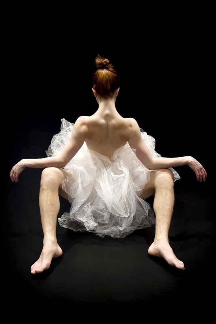 DOBBELTKROPPE. Det er ikke helt til at afgøre, hvornår kvindens krop starter og mandens krop slutter i 'Complexe des genres' af Compagnie Virginie Brunelle. 