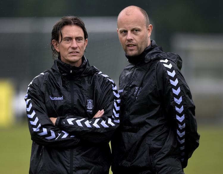 overvågning. Thomas Frank (tv.) ser træningen an sammen med sin assistent, Claus Nørgaard. 