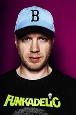 FRA ØRET TIL HJERTET. Lige siden hiphoppen ramte Djursland i de tidlige 80’ere, har Anders Brixen dyrket den. Hiphop, fandt han hurtigt ud af, er nemlig ikke bare noget, du lytter til. Det er noget, du er. 