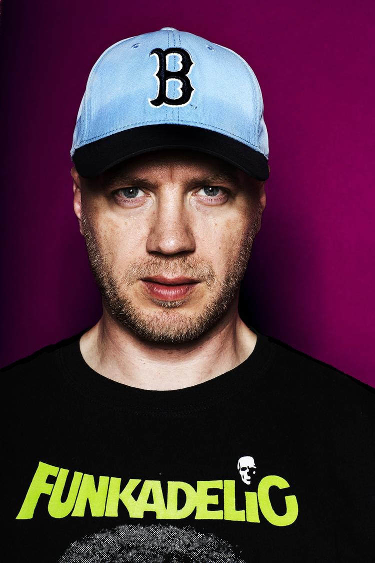 FRA ØRET TIL HJERTET. Lige siden hiphoppen ramte Djursland i de tidlige 80’ere, har Anders Brixen dyrket den. Hiphop, fandt han hurtigt ud af, er nemlig ikke bare noget, du lytter til. Det er noget, du er. 