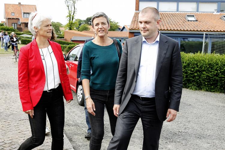 Kommuneaftale. KL og regeringen er blevet enige om en aftale for næste års økonomi. her ses regeringens økonomiske ministre (fra venstre)  erhvervs- og vækstminister Annette Vilhelmsen, økonomi- og indenrigsminister Margrethe Vestager og finansminister Bjarne Corydon. 