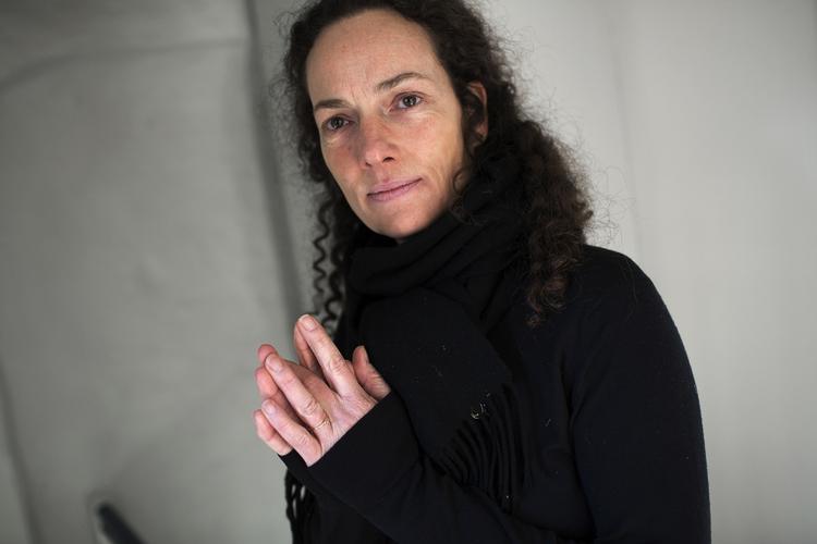 nytænkning. Annette K. Olesen blev »helt træt« ved tanken om finansieringsangst hos spillefilmsproducenterne, da hun begyndte sin filmatisering af romanen 'Muleum'. Nu laver hun en airmovie i 125 afsnit. 