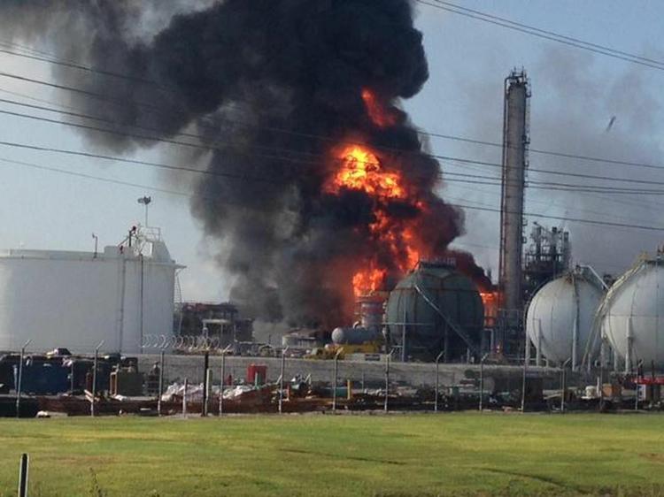 BRAND. Eksplosionen i Williamsfabrikken kunne ses videnom. 
