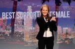Vinder. Helen Hunt har på det seneste vundet stor respekt for sin medvirken i filmen 'The Session'. Her modtager hun tidligere i år i Californien en pris, 'Independent Spirit Award', for indsatsen. 