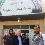 Syrien. Den amerikansk senator John McCain besøgte i sidste måned uanmeldt de syriske oprørere. Nu vil han indføre et flyforbud for at hjælpe dem i kampen. 