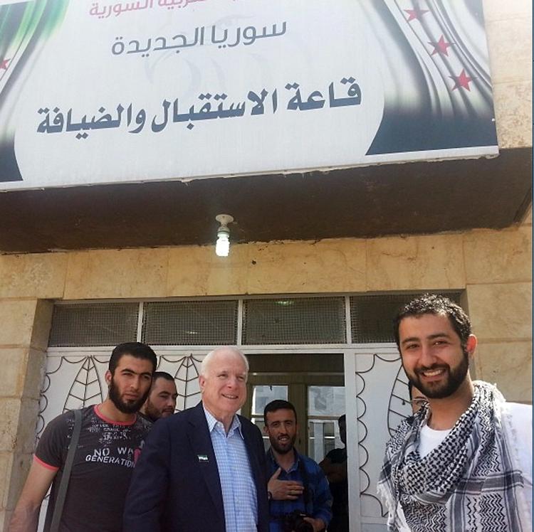 Syrien. Den amerikansk senator John McCain besøgte i sidste måned uanmeldt de syriske oprørere. Nu vil han indføre et flyforbud for at hjælpe dem i kampen. 