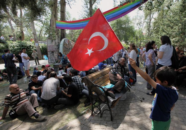 Park. Tyrkiets premierminister, Recep Tayyip Erdogan kommer nu demonstranterne i Gezi-parken i møde. 