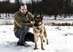 Som en protest mod hundeloven besluttede politimanden Lars Bo Lomholt sig for at fjerne schæferhunden fra Hillerød Dyreinternat, selv om hunden skulle aflives på grund af skambid. 