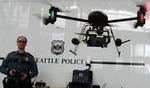 VÆRKTØJ. Seattles Politi demonstrerer en af sine små Draganflyer X6-helikoptere, der er anskaffet til brug for eftersøgninger og andre politiopgaver. 