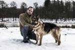 HUNDESAG. Lars Lomholt med den schæfter, Thor, han ulovligt fjernede fra en dyrekennel, hvor den var anbragt af politiet, fordi den skulle aflives, fordi den er for aggressiv. 