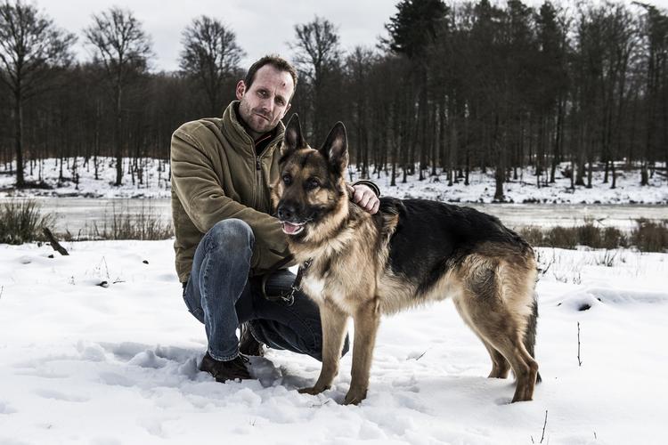 HUNDESAG. Lars Lomholt med den schæfter, Thor, han ulovligt fjernede fra en dyrekennel, hvor den var anbragt af politiet, fordi den skulle aflives, fordi den er for aggressiv. 