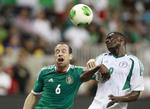 Duel. Joseph Akpala (th) og Nigeria har bl.a.  varmet op til Confederations Cup med en testkamp mod Mexico, der også deltager i Brasilien. 