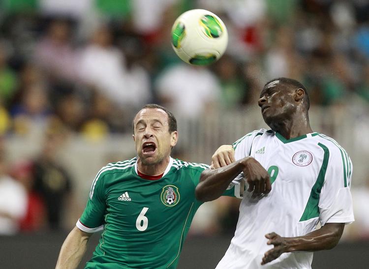 Duel. Joseph Akpala (th) og Nigeria har bl.a.  varmet op til Confederations Cup med en testkamp mod Mexico, der også deltager i Brasilien. 
