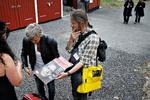 Tilbud. Hus Forbi-sælger Noel forsøger at få afsat et par aviser. 