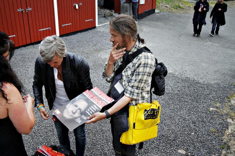 Tilbud. Hus Forbi-sælger Noel forsøger at få afsat et par aviser. 
