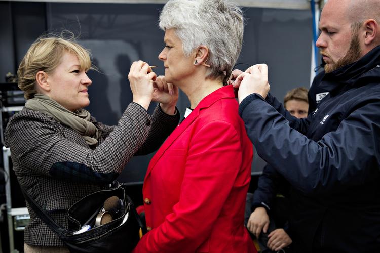 Folkemødet. Tv-folk gjorde sminke og mikrofoner klar, før Anette Vilhelsmen holdt sin tale på Folkemødet på Bornholm. 