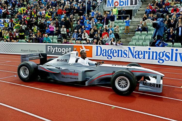 kørende. I en elektrisk formel 1-racer ankom Usain Bolt standsmæssigt til Bislett i aftes. 
