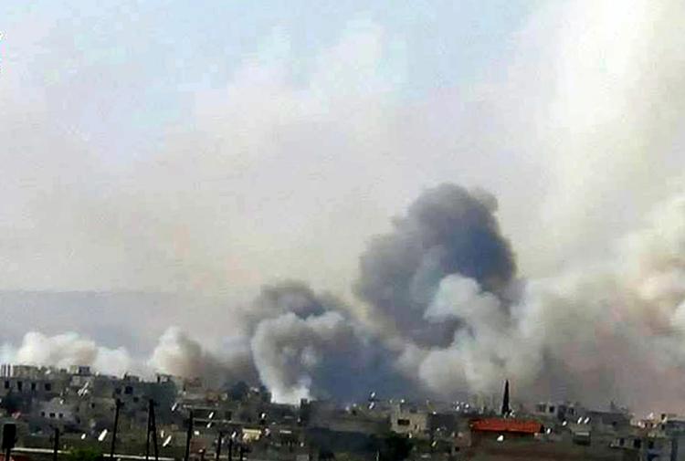 Syrien. Syriske rebeller beskyder  landbyen al-Fouaa i det nordlige Syrien. Nu får oprørerne mere hjælp. 