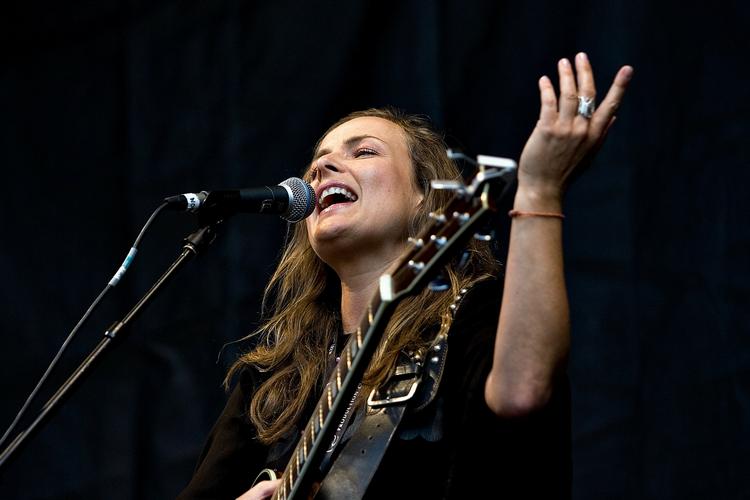 Fenger. Hendes stemme ejer den dybde og ro, der skal til for at fortrylle publikum. 