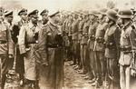 PARADE. SS-rigsfører Heinrich Himmler besøger soldater fra den galiciske division, som den ukrainske mand ifølge AP var befalingsmand i. 