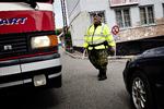 Trafikprop. Peer fra politihjemmeværnet bevogter krydset mellem Nørregade og Vinkelstræde. Og der er meget mere at se til på en normal fredag i Allinge. 