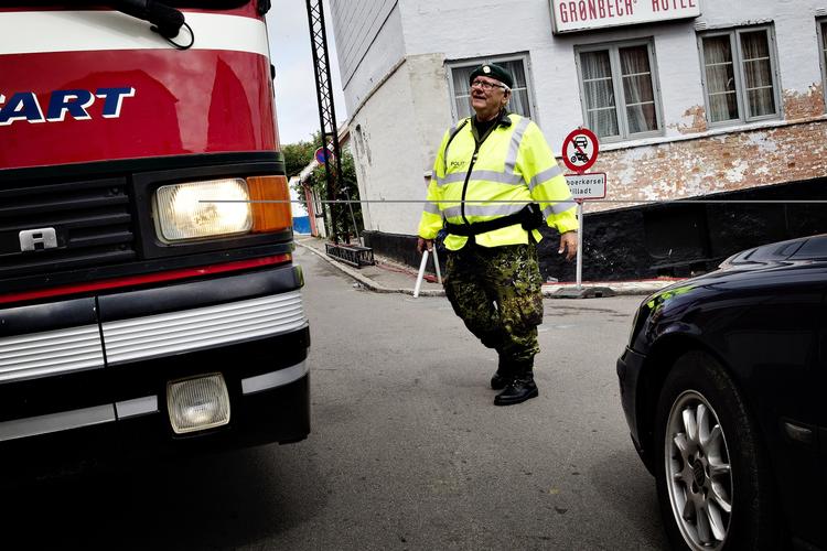 Trafikprop. Peer fra politihjemmeværnet bevogter krydset mellem Nørregade og Vinkelstræde. Og der er meget mere at se til på en normal fredag i Allinge. 