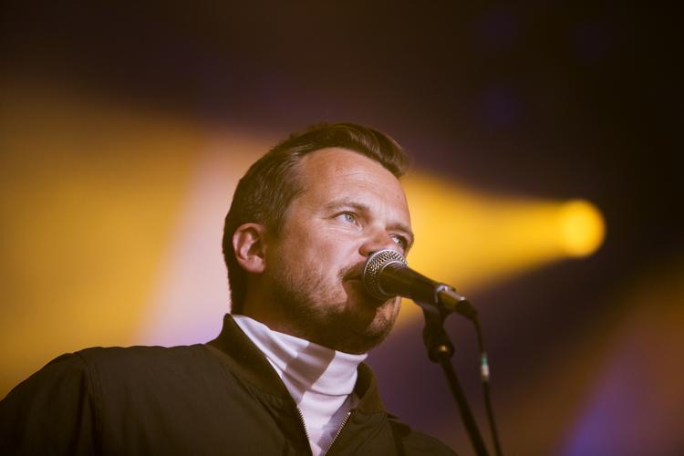 Solosommer. Peter Sommer ses her under en koncert med De Eneste To med makkeren Simon Kvamm. På sit nye soloalbum har Sommer allieret sig med en anden Kvamm, nemlig produceren Stefan, der har tilført et mere elektronisk udtryk. 