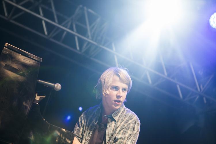 revanche. Den 22-årige britiske sangskriver kom fem kvarter for sent frem til Northside, som han skulle have åbnet. Men da han endelig kom, leverede han en fin og løfterig koncert. 