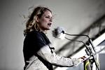 Krav. Særligt private virksomheders millionstøtte til partierne på højrefløjen skal frem i lyset, siger Enhedslistens politiske ordfører, Johanne Schmidt-Nielsen, i sin tale på Folkemødet. 