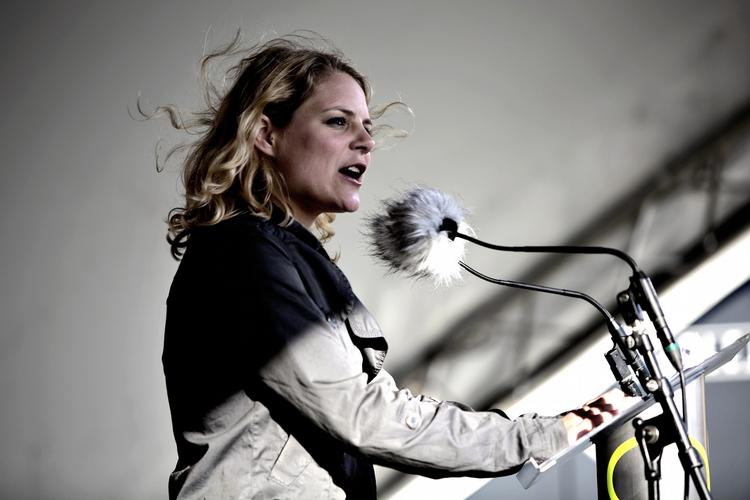Krav. Særligt private virksomheders millionstøtte til partierne på højrefløjen skal frem i lyset, siger Enhedslistens politiske ordfører, Johanne Schmidt-Nielsen, i sin tale på Folkemødet. 