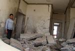 Et billede fra Idlib-provinsen, hvor en syrisk mand undersøger sit ødelagte hus efter et luftangreb fra den syriske regeringshær. 