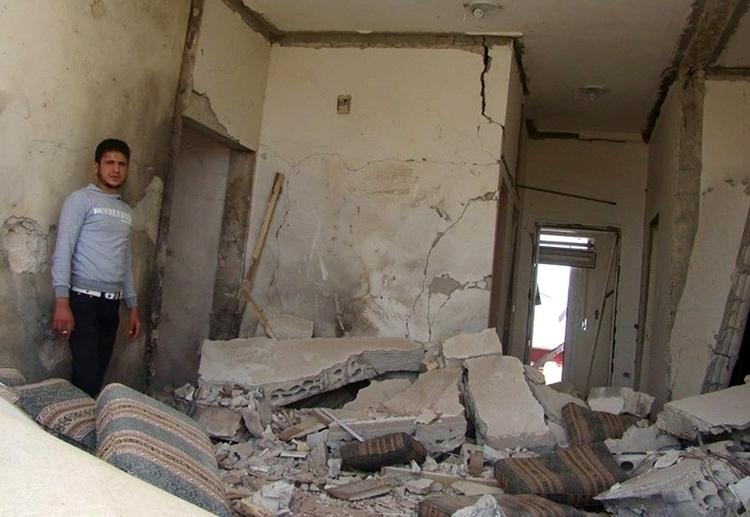Et billede fra Idlib-provinsen, hvor en syrisk mand undersøger sit ødelagte hus efter et luftangreb fra den syriske regeringshær. 
