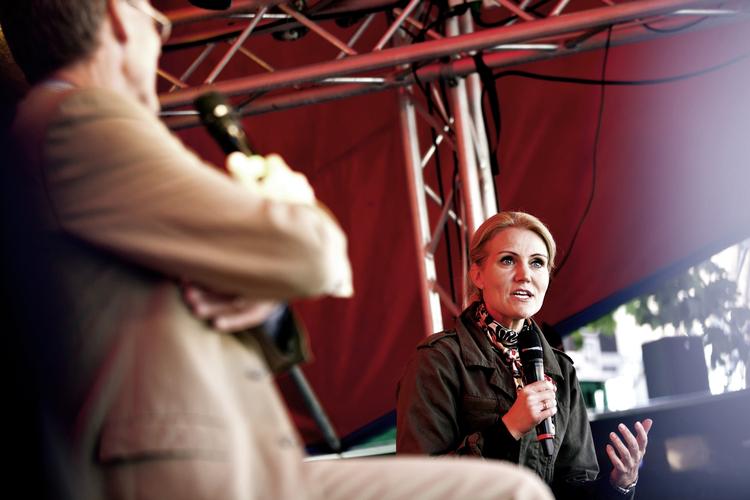 Nødvendigt. Regeringen vil efter sommerferien opstille en række sociale målsætninger, så alle danskere kommer med gennem krisen. Det fortalte hun i et interview med Politikens chefredaktør Bo Lidegaard under Folkemødet. 