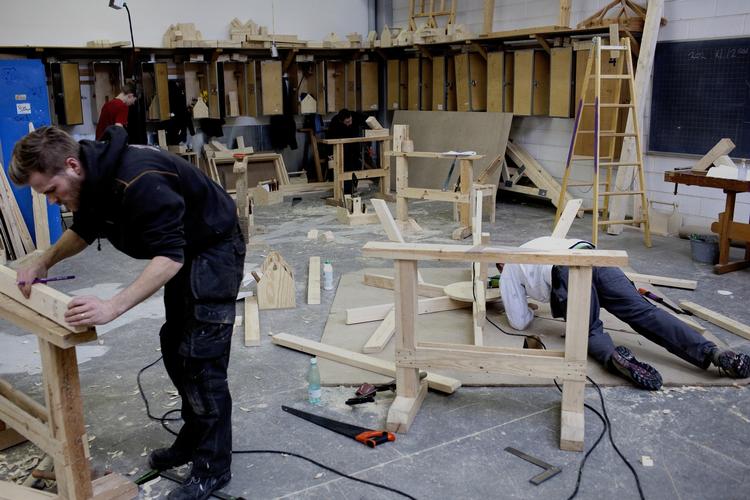 Fremtid. I den praktiske verden skal der i fremtiden helst være færre, der går i gymnasiet, og flere, der går på erhvervsuddannelserne, mener Kristian Thulesen Dahl (DF) 